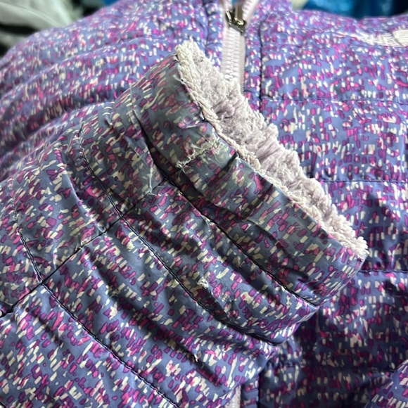 🛍️Girls The North Face Purple Print Reversible Fleece Puffer Jacket L 14/16 - Picture 8 of 10